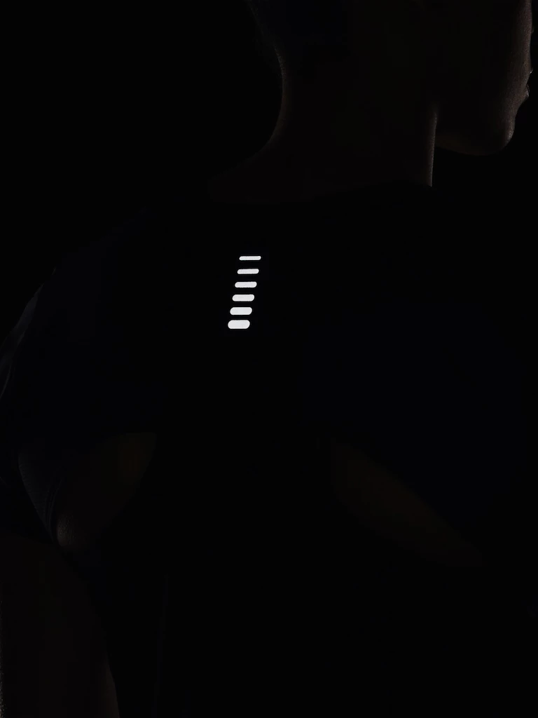Maglietta da donna Under Armour  IsoChill Run Laser Tee-BLK