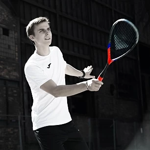 Viktor Byrtus con una racchetta da squash Tecnifibre Carboflex X-Speed 125