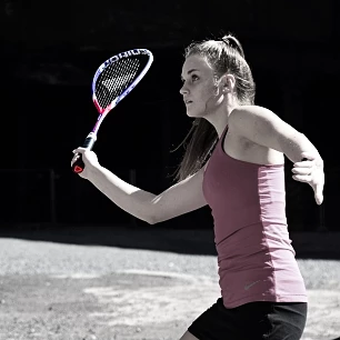 Michaela Čepová con la racchetta da squash Tecnifibre Carboflex X-Speed 125 NS