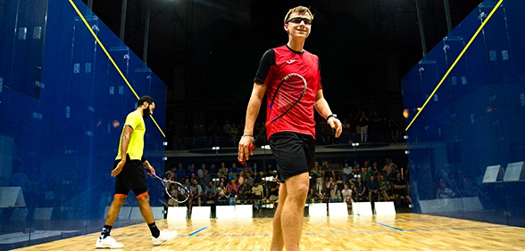 Viktor Byrtus al torneo di squash di Ostrava sul campo di vetro