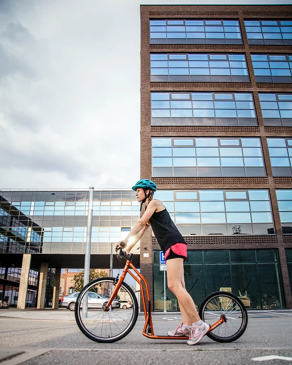 Lo scooter Yedoo Steel si inserisce perfettamente in un ambiente industriale grazie alla sua struttura in acciaio.