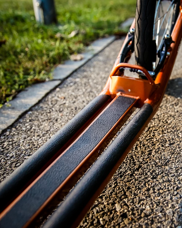 Yedoo Scooter in acciaio con elementi antiscivolo non convenzionali sul poggiapiedi