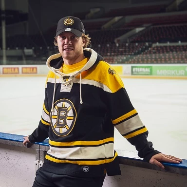 David Pastrnak in abbigliamento da tifoso dei Boston Bruins