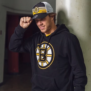 David Pastrnak in abbigliamento da tifoso dei Boston Bruins