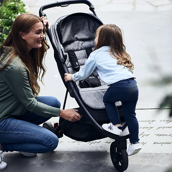 Il passeggino Thule Spring ha una pedana poggiapiedi per i bambini