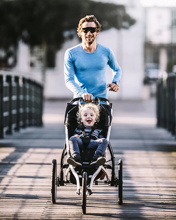 Il passeggino da jogging Thule Glide 2 è in grado di affrontare un sentiero nel bosco o una strada sterrata.