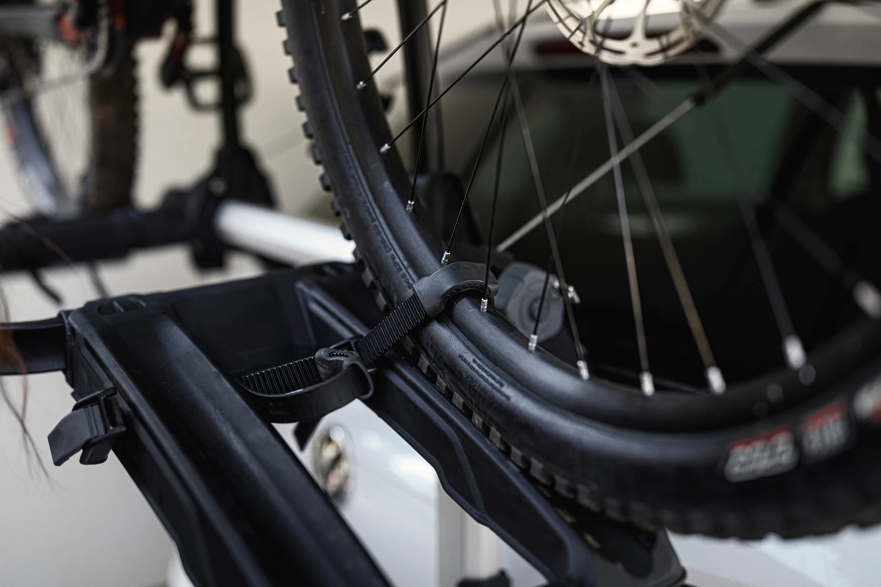 Le ruote possono essere facilmente fissate con cinghie lunghe per cerchioni con fibbie di serraggio.