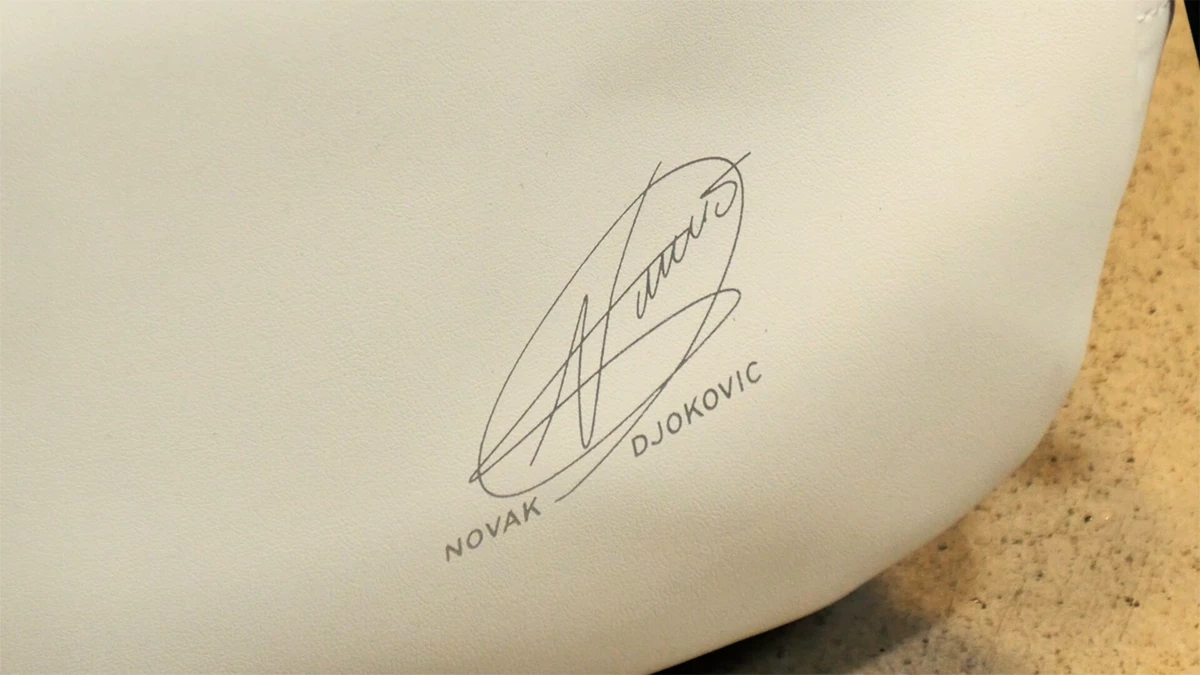 Novak Djokovic con una racchetta da tennis Head Speed