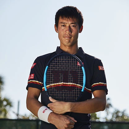 Kei Nishikori con la racchetta da tennis Wilson Ultra